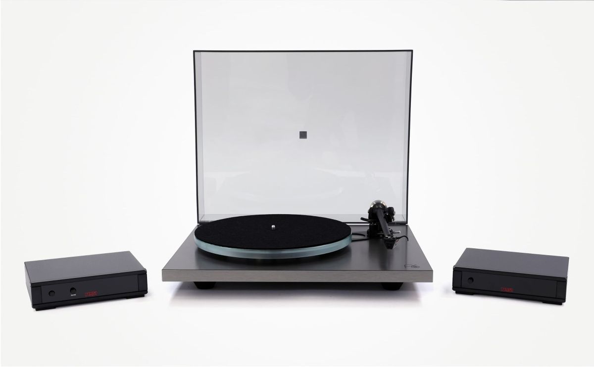 Rega Planar 6 RS AFC with Fono MC MK4 Phono Preamplifier and Ania MC Cartridge displayed with components.