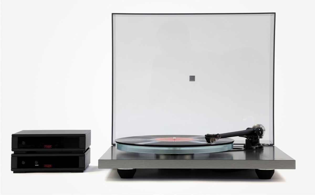 Rega Planar 6 RS AFC with Fono MC MK4 Phono Preamplifier and Ania MC Cartridge on display.