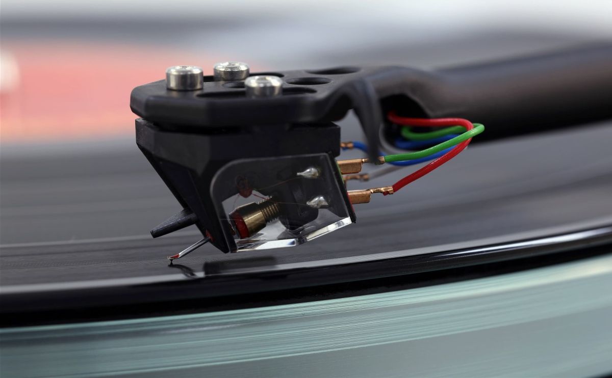 Close-up of the Ania MC Cartridge on the Rega Planar 6 RS AFC record player platter.