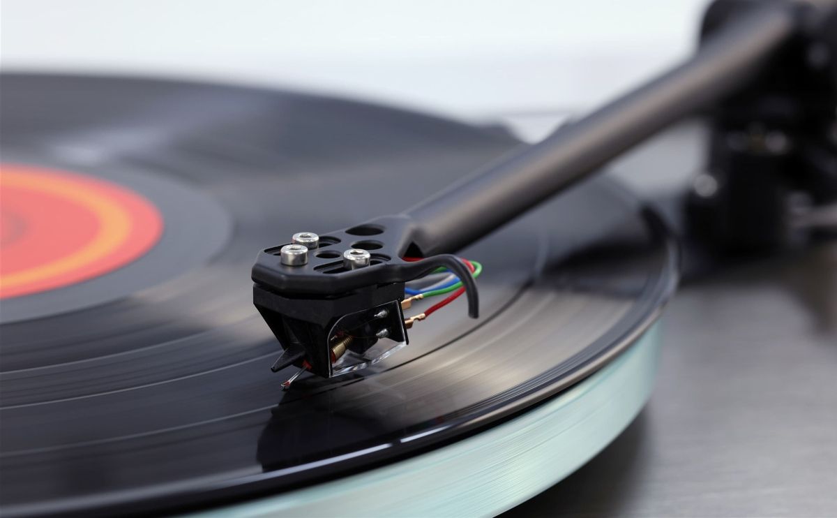 Rega Planar 6 RS AFC with Fono MC MK4 Phono Preamplifier and Ania MC Cartridge on a vinyl record.