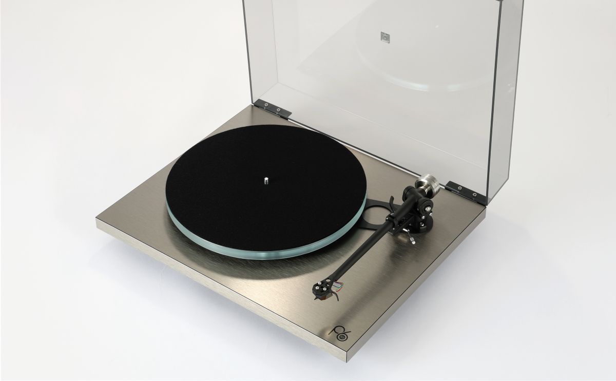 Rega Planar 6 RS AFC with Fono MC MK4 Phono Preamplifier and Ania MC Cartridge turntable on display.